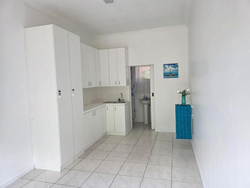 To Let 7 Bedroom Property for Rent in Bonnie Brae Western Cape